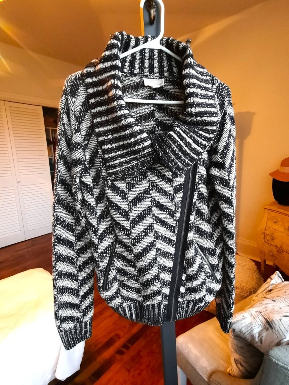Forever 21 Black & White Chevron Knit Moto-Style Jacket - Picture 2 of 8